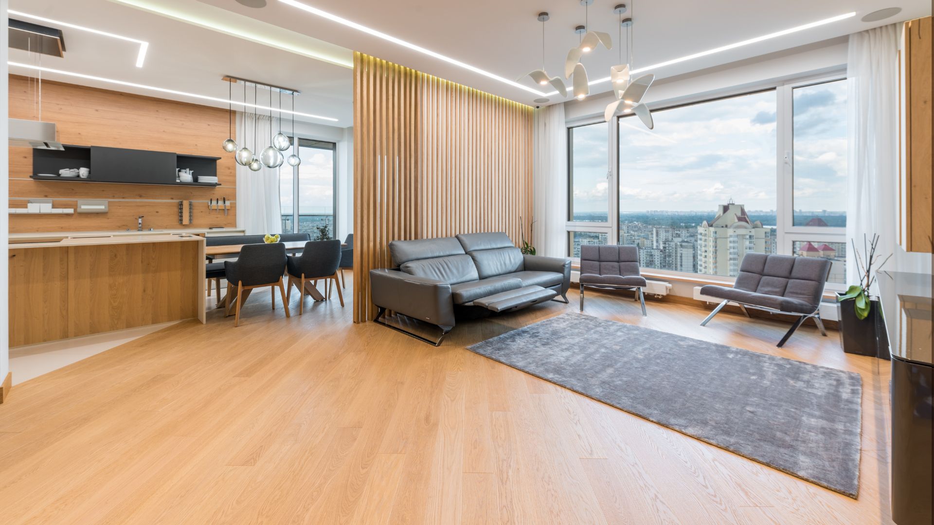 Ambiente interno com acabamento de madeira
