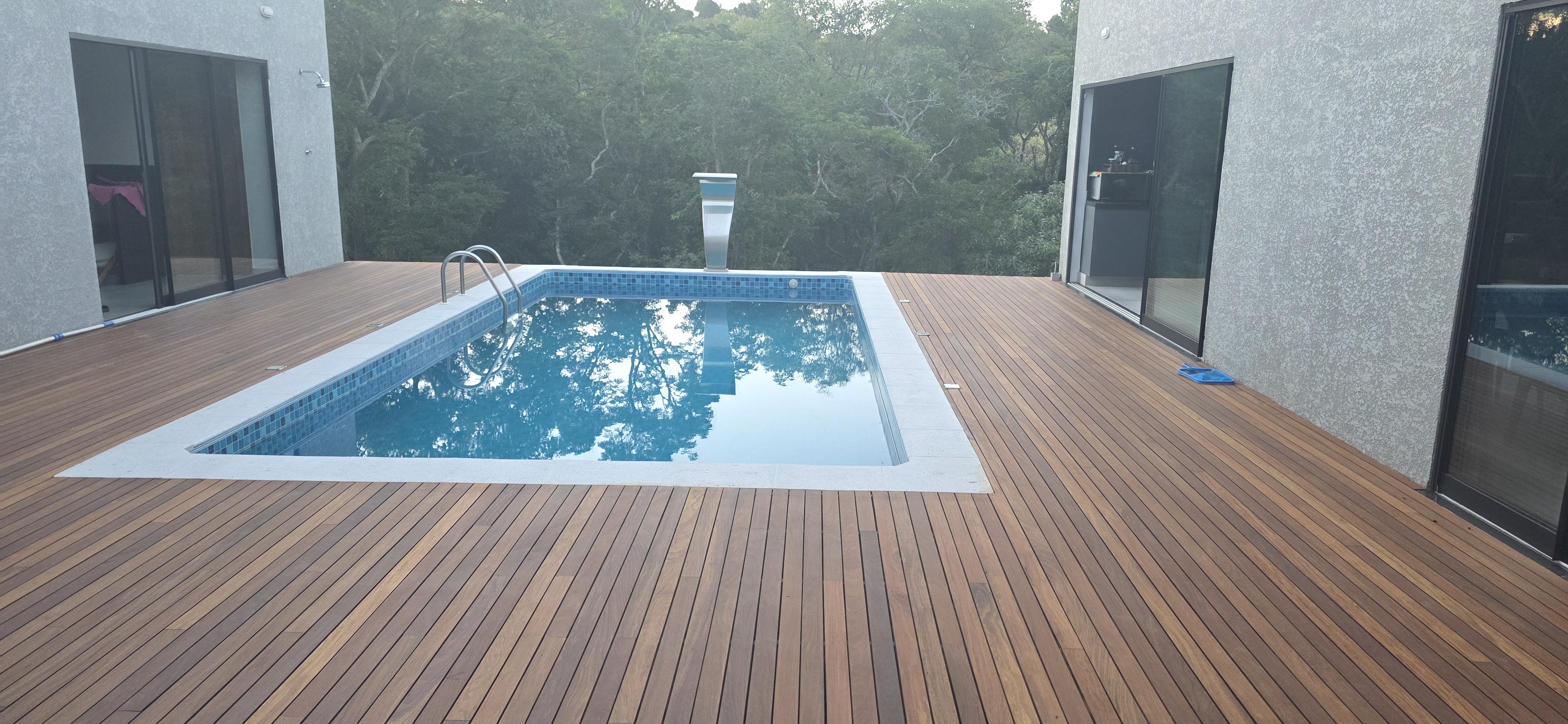 Óleo ou Cetol: Qual o melhor acabamento para o seu deck de madeira?